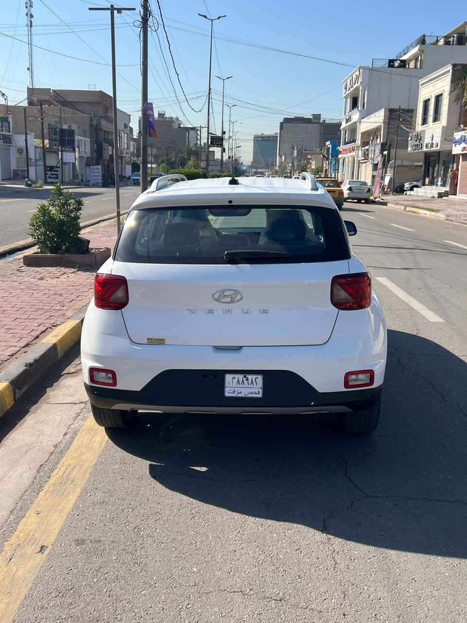 سلام عليكم 
كونا 23 سياره جديده بمعنه الكلمه
سياره بدون قطره صبغ بيها بابين مبدلات نفس الون 
سياره بدون ايرباك بدون دواخل 

سياره فول عدا البصمه 
-فتحه 
-داخل لونين 
-شاشه كبيره
-كامره دواره 
-فول تحكم ستيرن 
تحديد مسار 
وبعد بيها هواي مواصفات معروفه 
سياره ماشيه 23 الف 
بدون رقم المنفيس بسمي 
رايدها ب130 وبيها مجال 
مكاني بغداد صليخ ال600 
اي ستفسار ***********
