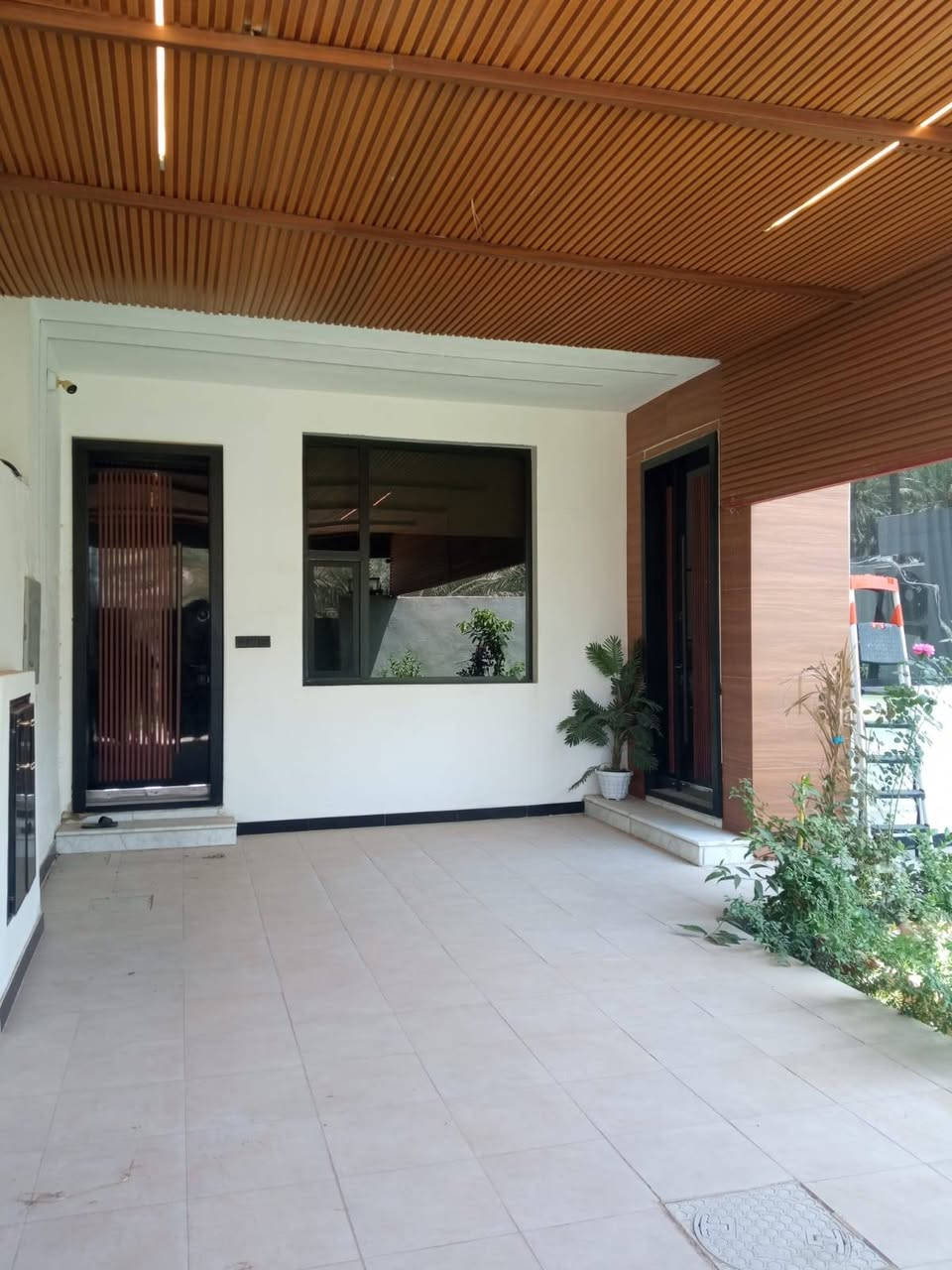 ✨🏡 تحفة معمارية للبيع 🏡✨

🔹 دار حديثة وفخمة بمساحة 200 متر
📍 الموقع: زوير — قرب الشرطة النهرية
🚗 تبعد حوالي 200 متر فقط عن الشارع الرئيسي (شارع الكورنيش)

━━━━━━━━━━━━━━━

🏠 تفاصيل الدار:

🔸 الطابق الأول:
🛋️ صالة واسعة
🍽️ مطبخ
🚿 مجمع صحيات
🛏️ غرفة نوم

🔸 الطابق الثاني:
🛏️ 3 غرف نوم
🚿 مجمع صحيات
🚪 كوليدور

━━━━━━━━━━━━━━━

✅ بناء حديث وعصري
✅ موقع هادئ ومميز
✅ الدار غير مسكونة حاليًا
✅ استلام مباشر وفوري
🪑 يباع مع الأثاث أو بدونه حسب الاتفاق

━━━━━━━━━━━━━━━

📌 للاستفسار والمراجعة:
🏢 مكتب الملاك للعقار
📍 حلة — حي الصحة — قرب جسر بتّه

📞 أرقام الاتصال:
☎️ ***********
☎️ ***********
☎️ ***********
☎️ ***********

🔥 فرصة ممتازة للسكن والاستثمار 🔥 حلة, بابل
