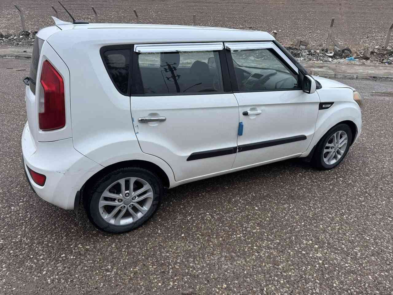 السلام عليكم 
KIA. كيا صول 2012
اللون : ابيط 
سعة المحرك : 1600 

سنويه جديد
مشروع وطني جديد 
دفتر بانزين بي 
كير محرك شرط لا صرف ولا بخار صدر امامي خلفي كله جديد
تخم تايرات جديد
سياره بي صبغ ثلاث قطع بدون دواخل
سعر ( 80 $ ) بي مجال بسيط 
رقم سياره //كركوك

رقم هاتف ☎️  ( *********** )
