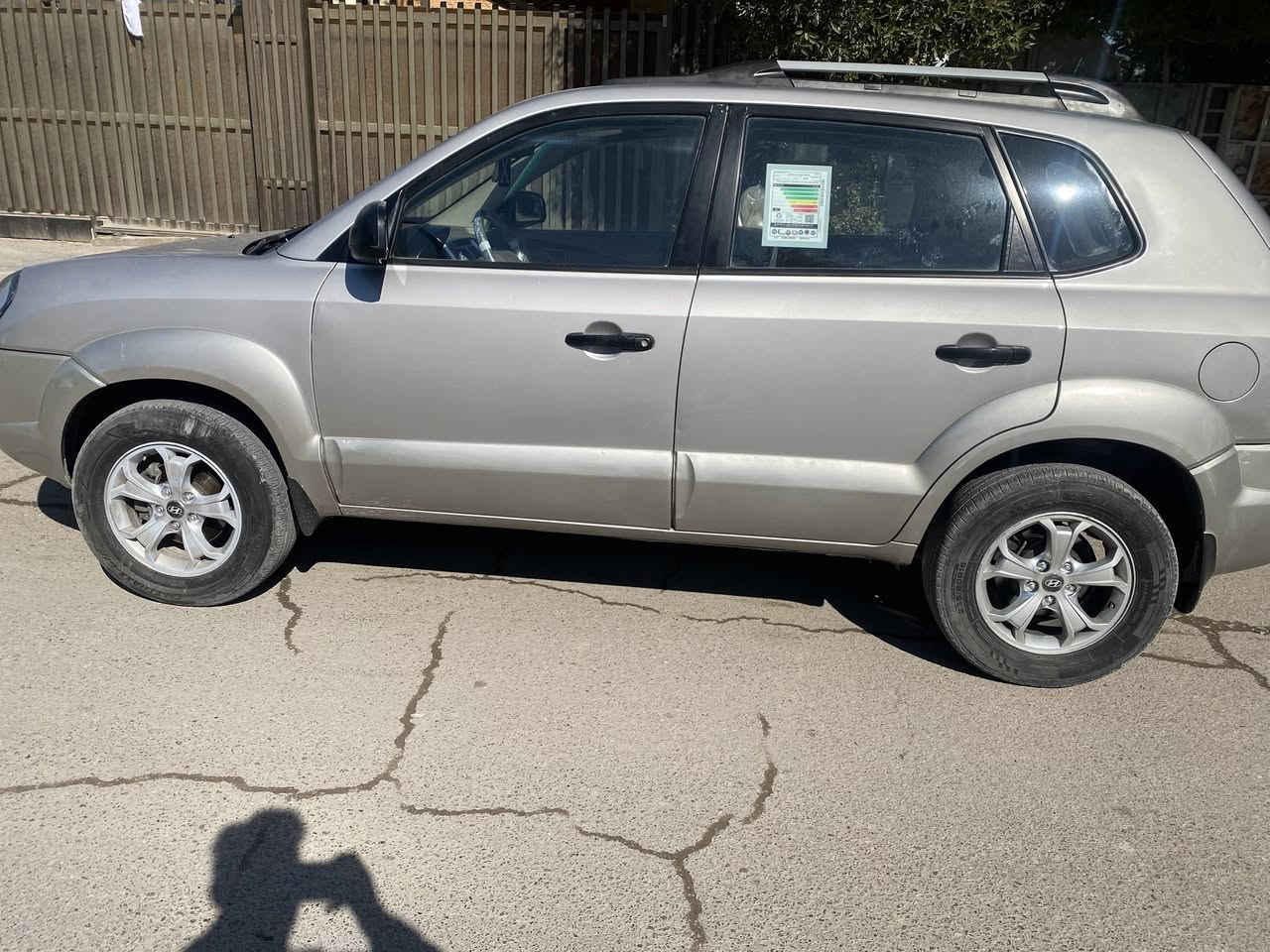 توسان خليجي 2009فول رقم أربيل الجديد السياره مكفوله ماعدا باب الخلف الصدر مصبوغ كير محرك خير من الله تبريد ثلج حداديه صدر جديد داخل عسلي فتحه كشنات مغلفه ومجيسه كهربائيات كلها شغاله السعر 110 بيها مجال للشراي  رقمي *********** السياره احله من الصور
