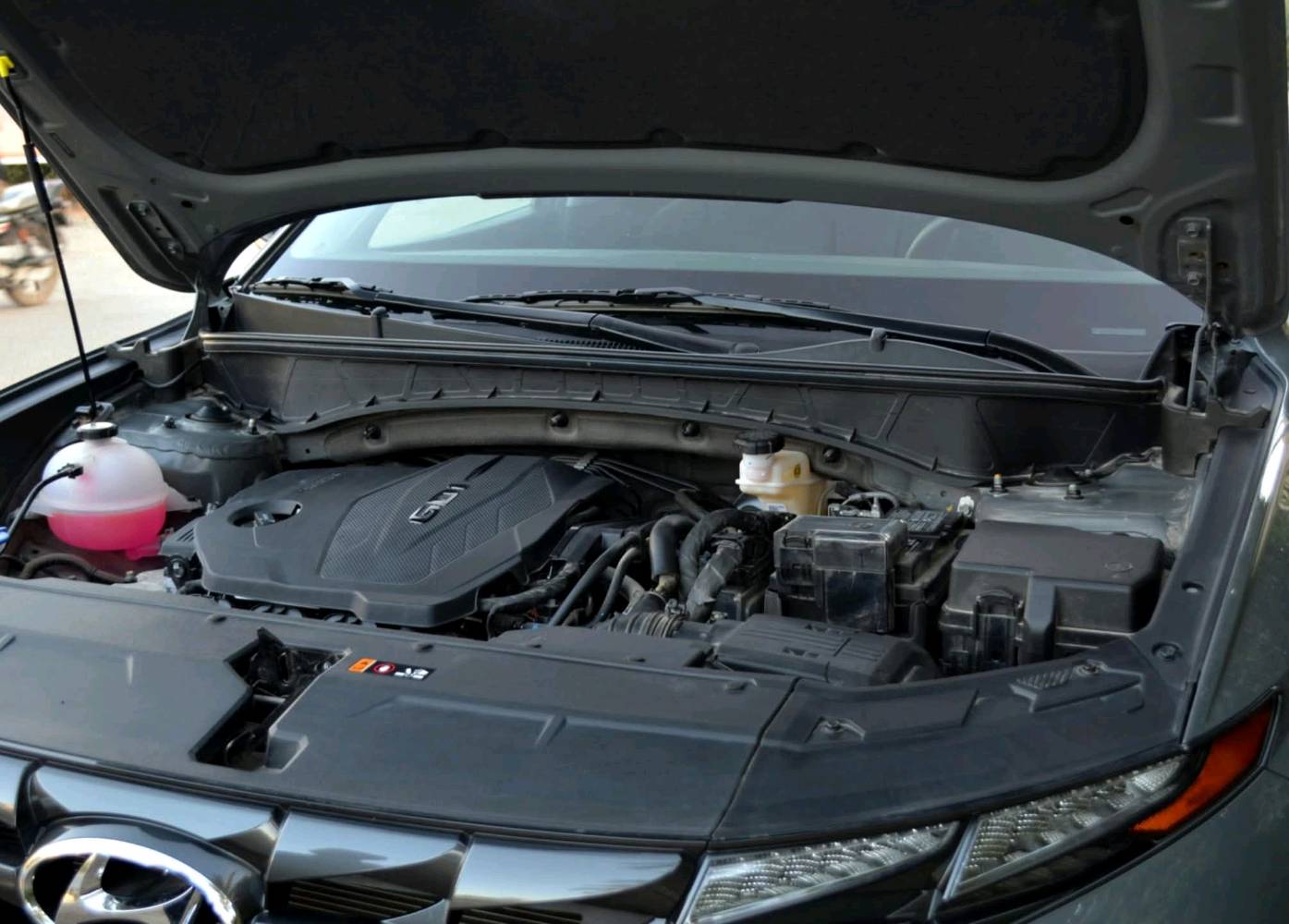 توسان امريكي مواصفات se موديل 2024 لون اسمنتي مميز رقم بغداد بأسمي 
 ماشية 18000 كم محرك 2500 ضرر قرب الرقم منطقة صغيرة بالصندوق بدون ايرباك.. 
مكان ديالى بعقوبة 