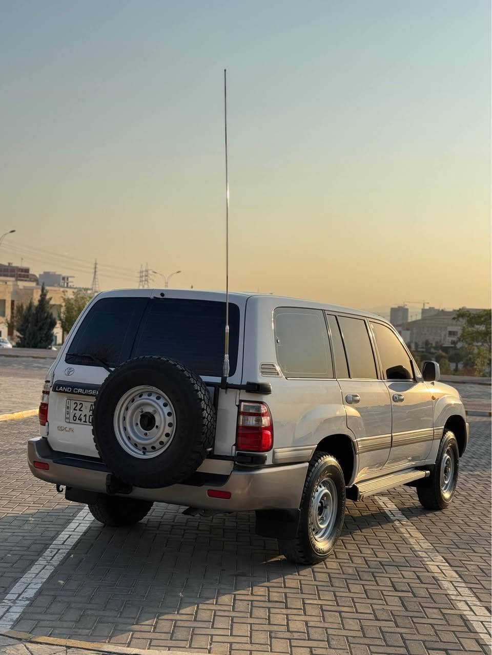 بسم الله الرحمن الرحيم 
مۆنیکا ٢٠٠٣  سێ روبع 
سپێر لە کۆڵ، سەلاجە، جام کارەبا، تەبرید مەرکەزی 
سەیارەکە نموونەیە و زۆر جوانە تەنها ٢ چەمەلەغی پێشەوەی بۆیاخە بێ ناوگرتن هیچ ناوی نەگرتووە و شوێن لەزگەکانی کارتە و هیچی تری نیە 
دەبڵ ئەکسل، گێر و مەکینە و تەبرید و کارەبای و هەموو گیانی بەشەرتە ڕەقەم و سەنەوی تازەیە تا ٢٠٣٠ بە ناوی خۆمانەوەیە 
نرخی ١٧٨ گەڵا و مەجالێکی کەمی تیایە
 
0770 798 4444 
0770 240 4060 السليمانية, العراق
