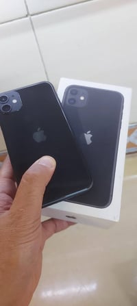 ايفون 11شرق اوسط مكفول من الصيانه والفتح ذاكرة 64 بطارية 81 كامل مع جم...