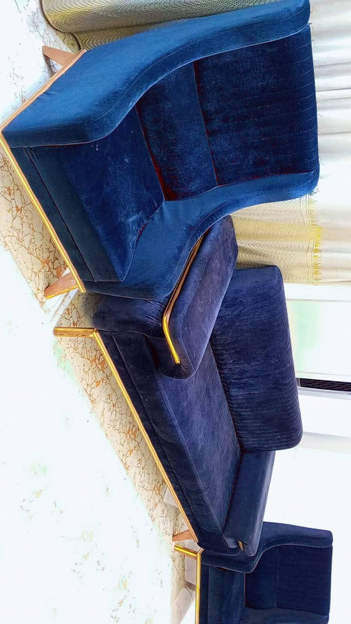 تخم 12 مقعد خشب ثقيل
ضهر قلب ويده قلاب
استخدام قليل كلش 
سعره 800 الف 
مكان بغداد الدوره المهديه الثانيه 
***********
