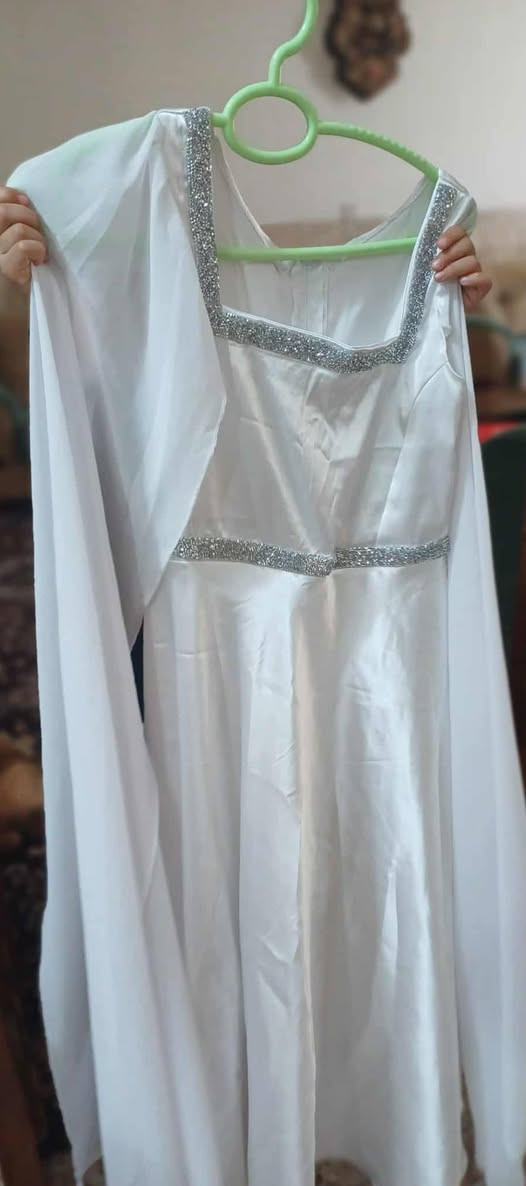 السلام عليكم
فستان 
دراعه 
للبيع ملبوس مره وحده فقط


**إذا كنت صاحب هذا الإعلان وتريد حذفه لأي سبب، رجاءا أرسل رسالة إلى الدعم الفني**