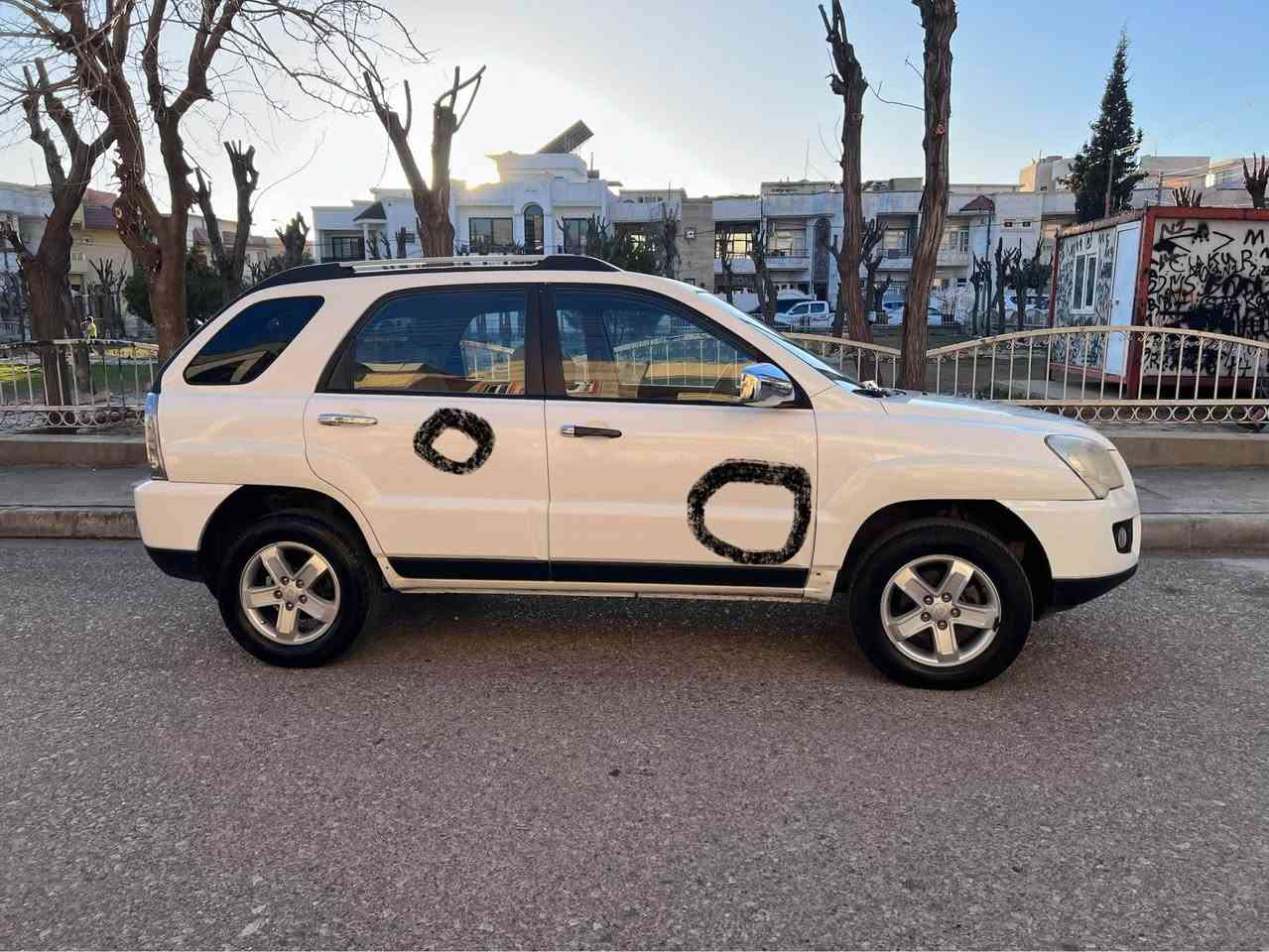 كيا سپورتاج موديل ٢٠٠٩ 
السياره بدون صبغ بيها مكانين تعديل بارد بابين النفر وضحته بالصور الدعامي صبغ للجماليه بيها چم شخطه بسيطه بالقلم سويتها سيارة نضيفه گير و مكينه شرط سعرها ١٢٠ و بيها مجال للعلم السنويه منتهي
مكان السيارة دهوك

كوردي 
كيا سپورتاج موديل ٢٠٠٩ سه ياره بى صبخه دو تعديل بارد ييت ده رگه هي نه فه ري من د وينت دا يا ديار كرى ده عامي هه ردو بو جانيى من صبغ كرين گير و مه كينه شه رته هنده شه خطه ييت تيدا هه ين بقه له مي ييت چيكرين سعرا وى ١٢٠ وه ره قه و مجالى هه ى سنوي يا بسه رڤه چوي جهى سه يارى دهوك دهوك, العراق


**إذا كنت صاحب هذا الإعلان وتريد حذفه لأي سبب، رجاءا أرسل رسالة إلى الدعم الفني**