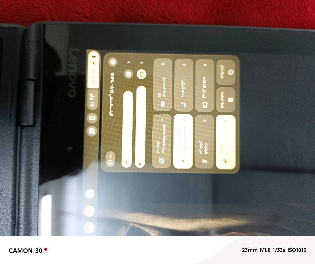 هذا كمبيوتر محمول من طراز Lenovo 300e Chromebook. 
يتميز بشاشة تعمل باللمس مقاس 11.6 بوصة.
يحتوي على مفصلة تدور 360 درجة، مما يسمح باستخدامه في أوضاع مختلفة (كمبيوتر محمول، جهاز لوحي، خيمة، حامل).
يعمل بنظام التشغيل Chrome OS.
مزود بمعالج MediaTek MT8173C رباعي النواة.
تم تصنيعه في الصين بتاريخ 18/07/01.
ترجمة النص الأساسي
كمبيوتر محمول
الشركة المصنعة: Lenovo PC HK Limited
صنع في الصين
طراز: 81H0
المدخلات: 15 فولت 3 أمبير
تاريخ التصنيع: 01/07/18
الرقم التسلسلي: P202VPFG
معرف المصنع: HFBITLAND
