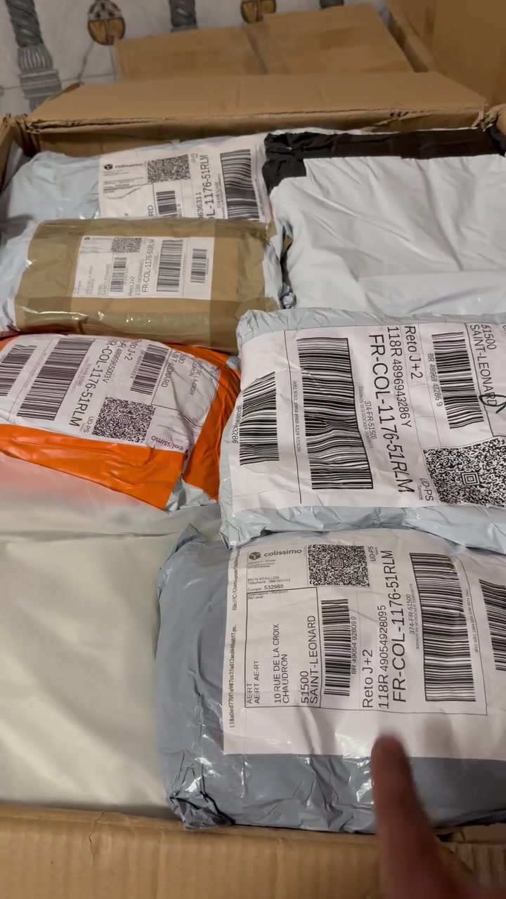 افلس ونص ملابس DHL متوفر كميه تحب وزن او على القطعه الي اله مصلحه بيهن يتصل والسعر جداً مناسب مكاني بغداد ***********

