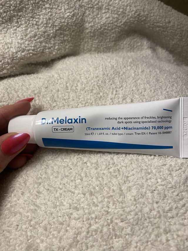 ✨كريم Dr.Melaxin TX-Cream كريم  كوري🇰🇷💯 للعناية بالبشرة مصمم لمعالجة التصبغات والبقع الداكنة. يحتوي على مكونات فعالة تعمل على تفتيح وتوحيد لون البشرة. مصمم للمساعدة في تقليل ظهور البقع الداكنة وفرط التصبغ.  يحتوي على حمض الترانيكساميك بتركيز 35,000 جزء في المليون والنياسيناميد بتركيز 35,000 جزء في المليون. يستخدم تقنية النانو ليبوزوم لتوصيل المكونات النشطة بعمق إلى البشرة.

✅المكونات الرئيسية والفوائد:-
✔️يحتوي على حمض الترانيكساميك (Tranexamic Acid): بتركيز عالٍ يصل إلى 35,000 جزء في المليون، يساعد هذا المكون على تقليل فرط التصبغ ومنع تكون الميلانين الزائد، مما يقلل بشكل واضح من النمش والكلف.
✔️النياسيناميد (Niacinamide): أيضاً بتركيز 35,000 جزء في المليون، يعمل على توحيد لون البشرة، تقليل ظهور علامات الشيخوخة، تعزيز إشراقتها الطبيعية، وتقوية حاجز البشرة.
✔️ يحتوي الكريم أيضاً على السيراميد والبانثينول لتهدئة البشرة وتقوية حاجزها، وحمض الهيالورونيك والكولاجين المتحلل للمساعدة في الترطيب العميق ومنع الجفاف.
#الاصلي المنشأ كوريا 🇰🇷💯
السعر 17 الف توصيل مجاني لجميع المحافضات 🚘 البصرة, العراق


**إذا كنت صاحب هذا الإعلان وتريد حذفه لأي سبب، رجاءا أرسل رسالة إلى الدعم الفني**