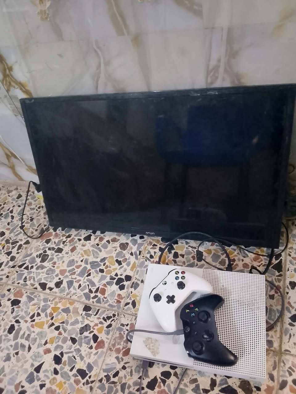اكس بوكس وان اس لوك ستيكر 
مع شاشة دقة مرتبة 
جوستكات 2 اصليات 
+ قرص فيفا 2021+ لعبة حرب Call of Duty 
السعر (175 الف)وبيه مجال توصيل ماعدي 
مكاني حي اور الرقم ***********
