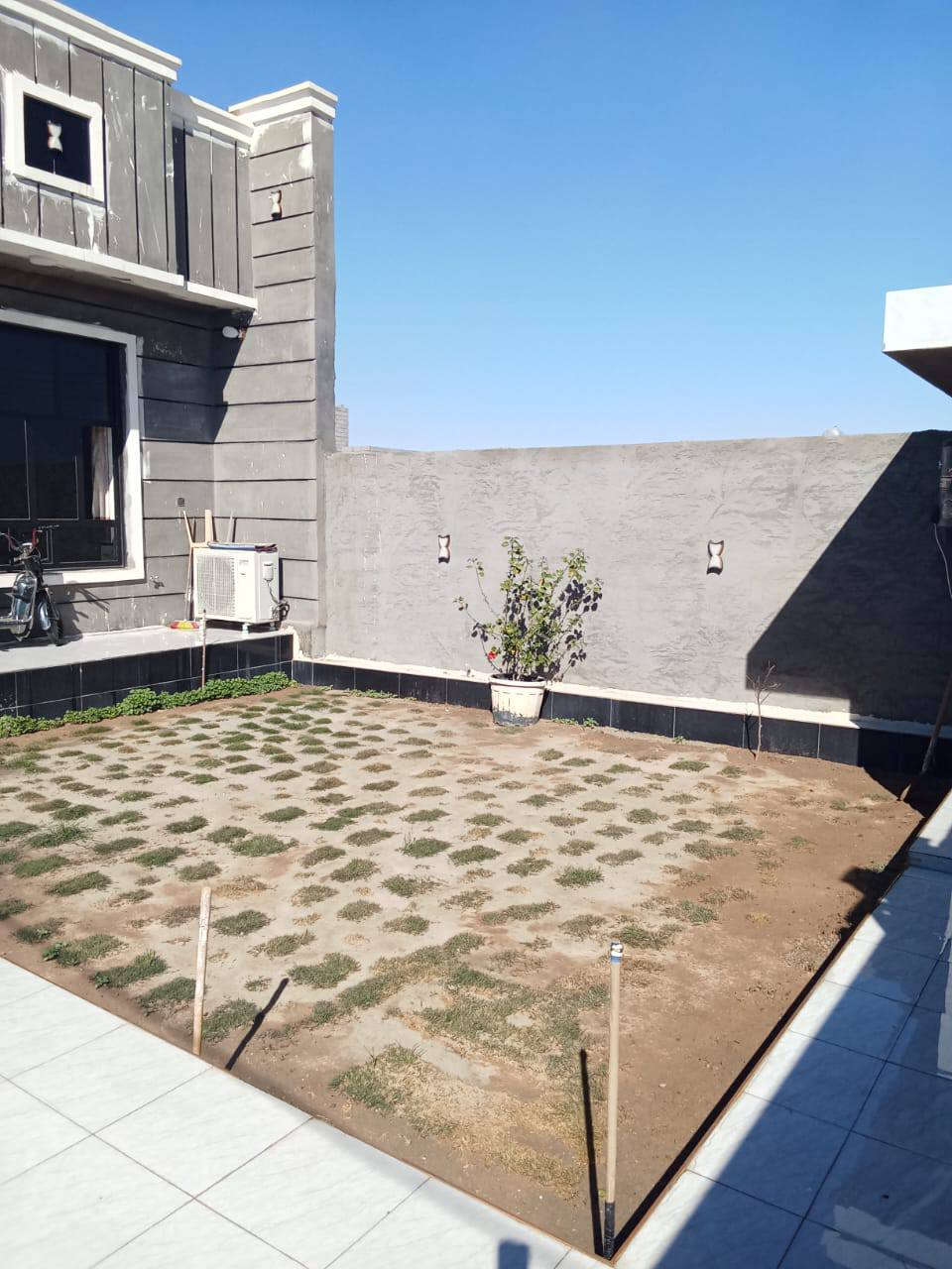 يوجد دار البيع مساحه 300 متر مساحه البناء 200 متر الوجه 10 النزال 30 متر شارع 12 متر البيت جاهز من الداخل اي نقص مابيه  يوجد كهرباء ماء الاستفسار على رقم *********** ابو حارث الجابري  مكتب حميد  العقار
