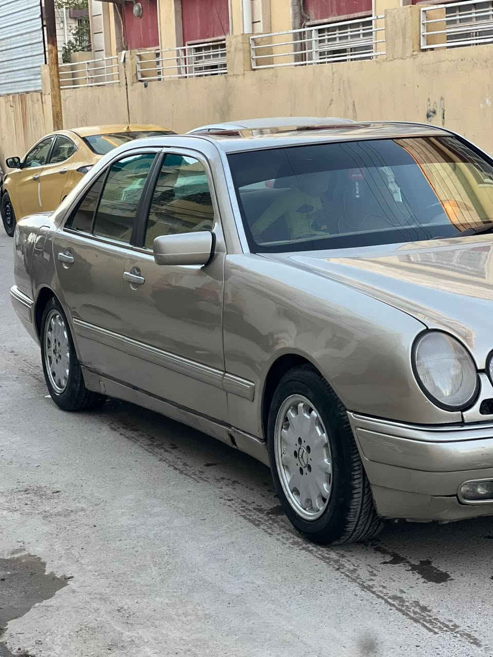 السلام عليكم 
مارسدس ام عيون موديل 96. 
مكينه عدله جديده  
تبريد تدفئه جديده
دشبول جديد كشناتها جلد نضيفه ومغلفيها 
سلايد روف 
تحكم كشنات 
شاشه 
السياره كلشي بيها شغال حته زراكات الايتات 
السياره كامله وخير من الله باسمي 
السعر 95 وبيها مجال 
الكريعات 
*********** 
***********
