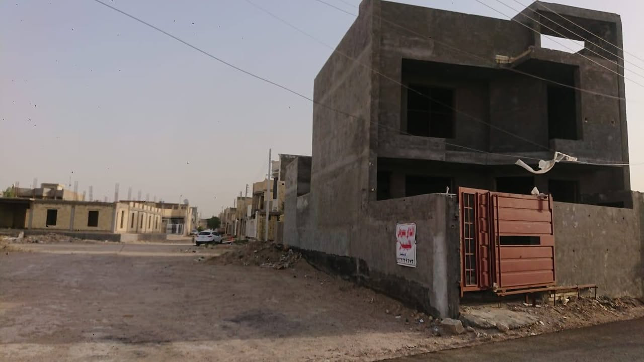 السلام عليكم
دار للبيع بناء 2022 بمواصفات عاليه ركن ع شارعين شغل درجه اولى
طابو زراعي سند بإسمي

#التبليط_واصله

الموقع // الفلوجه _ الجغيفي الثانيه مجاور المربع الذهبي قريب من البيت جامع قيد الإنشاء 
البناء طابوق
الأسمنت معمل كبيسه وسمنت طازلوجه
الشيش شركة ماس
المساحه الكليه 235م
يتكون من 4 غرف نوم
يتكون الطابق الأرضي من
 2 غرفة نوم
مطبخ حار بارد مغلف سيراميك 
صاله
استقبال
حمام خارجي + حمام داخلي مغلف سيراميك 
مناور عدد 2 مغلفه سيراميك بالكامل
تأسيس ماء نوعية ممتازة موبس
الصحيات موديل حديث تعليگ
باب خارجي تفصال درجة اولى

الطابق الثاني //

غرفة نوم عدد 2 واحده ماستر حمام مغلف سيراميك 
غرفة خزن  ( مخزن )
حمام مغلف سيراميك
سطحين مطبگات شتايگر

البيت ملبوخ من الخارج فقط

ملاحظه //

البيت يحتاج إلى أبواب داخليه مع شبابيك مع ارضيات مع لبخ الداخل وبياض مع واجهه

السعر 135 مليون بي مجال 

للجادين بالشراء للاستفسار  اتصال او واتس اب
 
*********** ☎️
