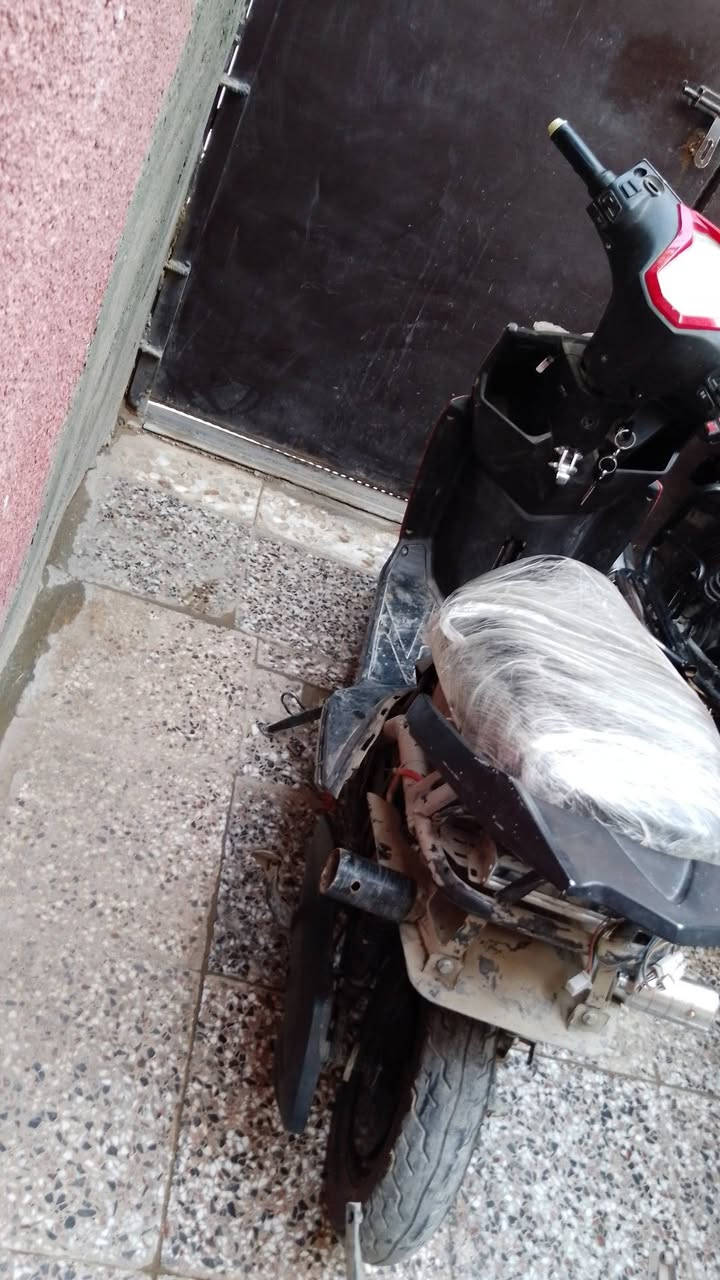 سلام عليكم دراجه للبيع تفصيخ شتريد موجود بهاي الدراجه كلي وبيع الك  جوه السوك (كفرات /دبلات خلفي/تاير ويل  امامي /تاير ملف خلفي /الصدر الامامي /يدات بريك / ضفيره /باتريات /عقل /سكان /دكم تحكن/جوزت تشغيل /قفل ستيرن /قفل صندوق / قمجي بريك /قمجي قفل صندوق /شيال/جهاز قفل الدراجه هو ول بصمه) شتريد راسلني على الخاص او على الرقم *********** ابيع جوه السوك مكان بغداد الحسينيه
