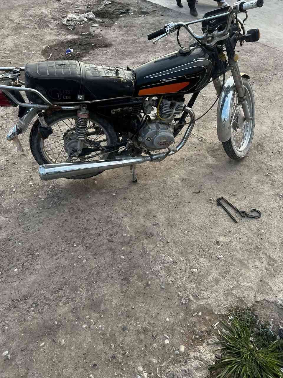 بارت ٥ ٩٩٩٩٩ شغال كامل واير منيه نصها تشتغل قفل ستيرن تواير جديد دبلات شغاله ماطور جاهز سعره ٢٥٠ وبي مجال مكاني كوكجلي شراي اتصل ***********
