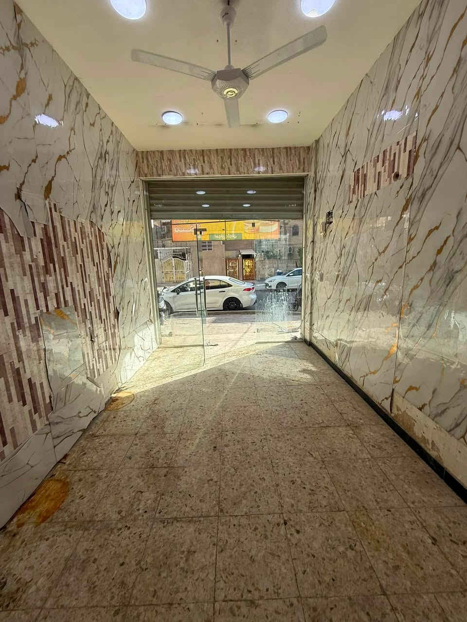 محل للايجار 
المكان : شارع فلسطين حي الادريسي 
المساحة : الواجهة 3 والنزال 5
يحتوي على جام خانه وسقيفة خارجية وديكور 
خط مولد خط انترنيت 
كهربائيات كاملة
للاستفسار: ***********
