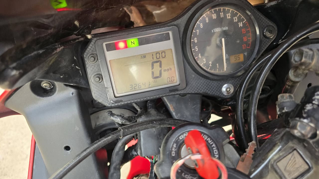 السلام عليكم 
Honda cbr f4i 2004 
مرقم بغداد باسمي هزة جديدة  تحويل ثاني يوم 
بلكات تخم جدد وكذالك نوزلات وتنظيف كامل لغرفة الاحتراق بقشور جوز الهند ، دهن مووتل وماشية ٣٢ الف واستعمال كلش قليل 
من الاخير الدراجة مكفولة كفاله عامة 
السعر المطلوب ٣٥ ورقة قفل


**إذا كنت صاحب هذا الإعلان وتريد حذفه لأي سبب، رجاءا أرسل رسالة إلى الدعم الفني**