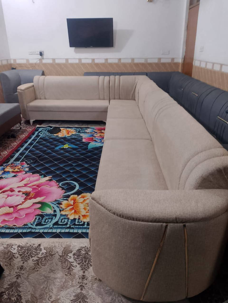 اسلام عليكم ديوان 11مقعد جديد غير مستعمل تسكام كله بلوك اسود وسفنج مميز اولا مكاني  حله نادر الثانيه عله الخدمي ***********واتساب
