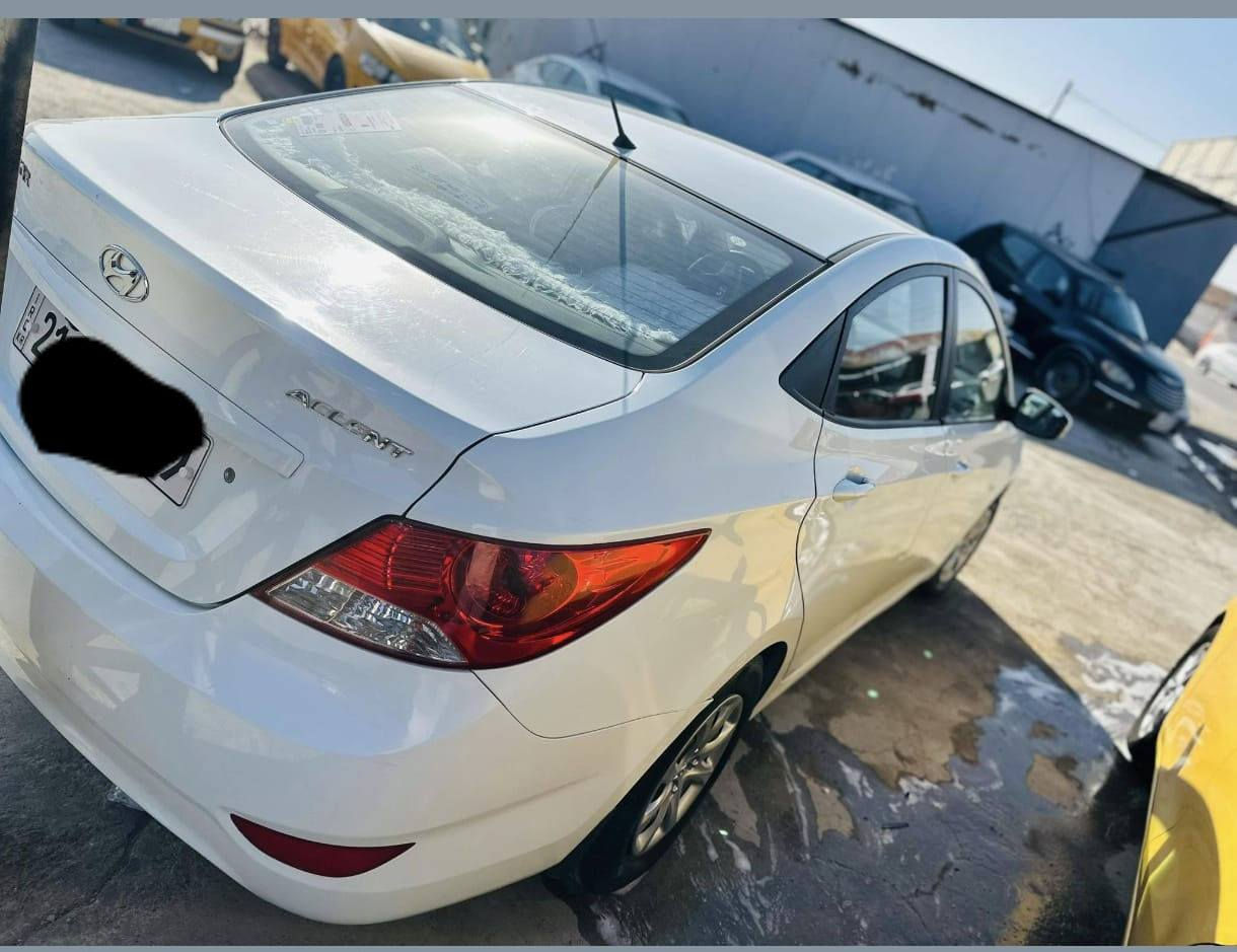 اكسنت 2011 كلين بدون قطرة صبغ
بيها فقط مكانين بارد صغار 
سنويه جديد كوبون بانزين بيها  
السعر ١١٨
***********
