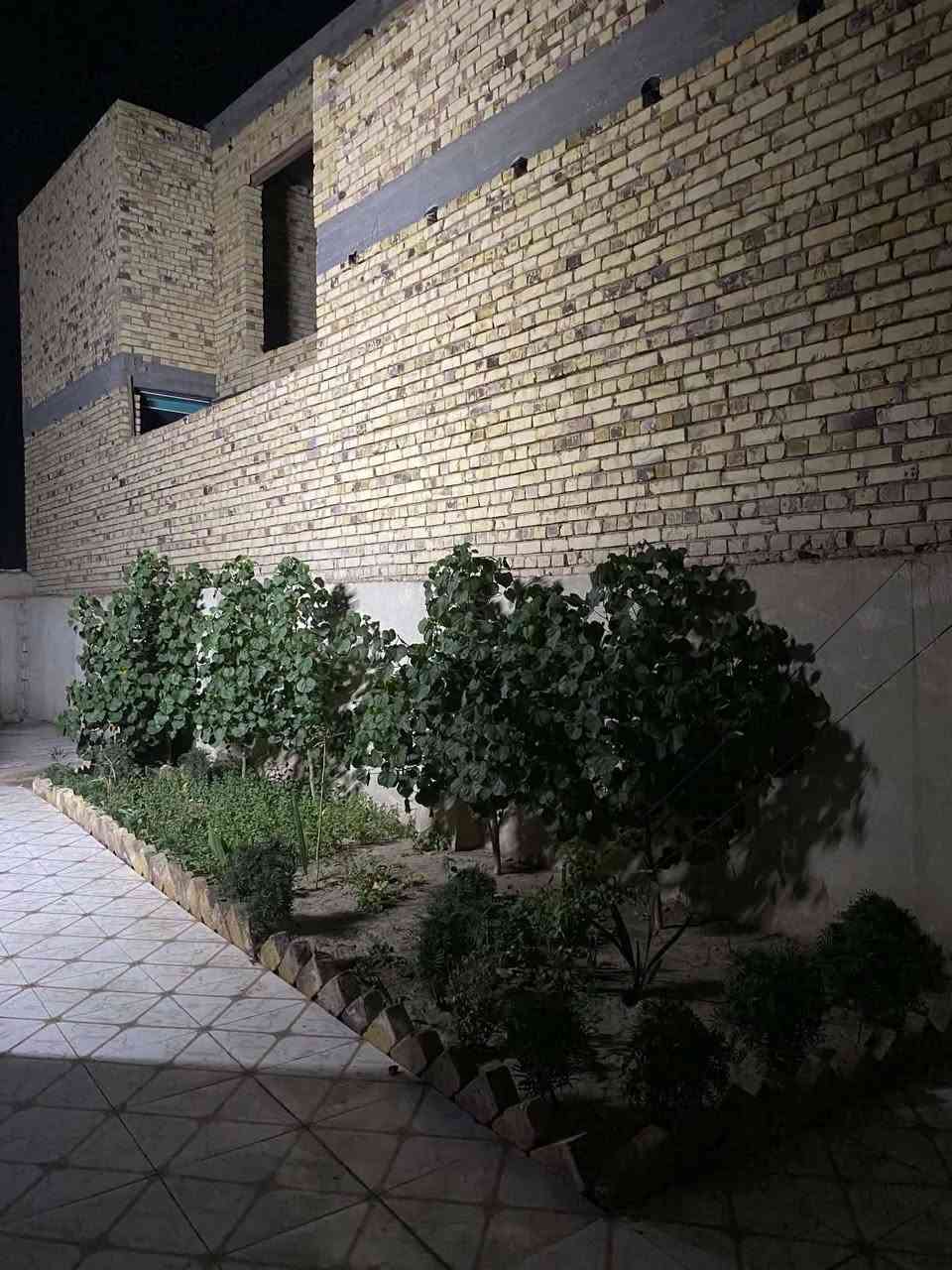 السلام عليكم بيت للبيع طابو زراعي المساحة ٦٠٠م 
بجانب عمارات الزيتون السكني
 يحتوي على غرفتين  ٤*٥م وصالة ٤*١٠م
ومطبخ حار ٣*٤ ومطبخ بارد ٤*٥ واستقبال ٤*١٤م
 وصحيات داخلية وصحيات خارجية 
ويحتوي على حديقة واسعة وايضاً گراج للسيارة 
للأستفسار الإتصال على هذا الرقم 
***********
