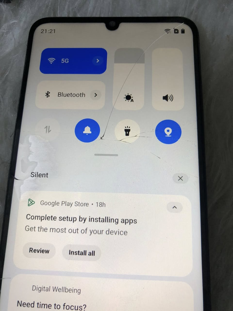 الهاتف هو Realme C53 (ويُعرف في بعض الأسواق بنسخة قريبة جداً وهي Realme N53). يتميز هذا الهاتف بالتصميم الشهير للكاميرات الخلفية الشبيهة بهواتف الآيفون، مع الجزء العلوي اللامع والجزء السفلي المطفي (Matte) الذي يحمل شعار شركة realme.
إليك المواصفات الكاملة والتفصيلية للهاتف:
📱 الشاشة والتصميم
 نوع الشاشة: IPS LCD بمعدل تحديث 90Hz (لتجربة تصفح ناعمة).
 حجم الشاشة: 6.74 بوصة.
 الدقة: +FHD بدقة 1080 \times 2400 بكسل.
 التصميم: ظهر وإطار من البلاستيك، ويتميز بميزة "الجزيرة المصغرة" (Mini Capsule) التفاعلية حول الكاميرا الأمامية لعرض الإشعارات وحالة الشحن.
⚙️ الأداء والعتاد الداخلي
 المعالج: Unisoc Tiger T612 (بتكنولوجيا 12 نانومتر)، وهو معالج اقتصادي مناسب للاستخدام اليومي والتصفح والألعاب الخفيفة.
 الذاكرة العشوائية (RAM): يتوفر بنسختين 6 جيجابايت أو 4 جيجابايت (مع إمكانية زيادة الرام افتراضياً من الذاكرة الداخلية).
 ذاكرة التخزين: 128 جيجابايت أو 64 جيجابايت، ويدعم تركيب كارت ذاكرة خارجي (MicroSD) في منفذ منفصل.
📷 الكاميرات
 الكاميرا الخلفية (ثنائية):
 العدسة الأساسية: بدقة 50 ميجابكسل بفتحة عدسة f/1.8 (تقدم أداءً جيداً في الإضاءة النهارية).
 العدسة الثانية: عدسة عزل (العزل والبورتريه) بدقة 0.3 ميجابكسل.
 ملاحظة: الحلقة الثالثة في الخلف ليست كاميرا، بل هي فلاش LED مدمج بشكل دائري ليتناسق مع التصميم.
 الكاميرا الأمامية: بدقة 8 ميجابكسل بفتحة عدسة f/2.0.
🔋 البطارية والشحن
 سعة البطارية: 5000 مللي أمبير (تكفي للاستخدام المكثف طوال اليوم).
 سرعة الشحن: يدعم الشحن السريع بقوة 33 واط بتقنية SUPERVOOC (يُشحن حوالي 50% في غضون 31 دقيقة).
✨ السعر75 ‏العنوان بغداد ‏يوجد توصيل جميع المحافظات ￼￼


**إذا كنت صاحب هذا الإعلان وتريد حذفه لأي سبب، رجاءا أرسل رسالة إلى الدعم الفني**