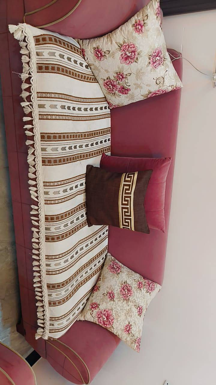 السلام عليكم للبيع تخم تركي ١٠مقاعد سرير وجربايه بغداد الزعفرانيه التخم قنفه وحده بيها ازروف صغيره ممبينه سعره ٣٠٠،***********
