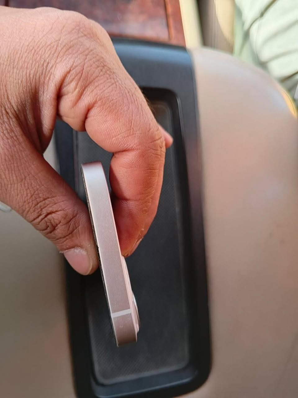 ايفون 13 عادي 
 المساحه 128gb 
78البطاريه
بي عطل سماعه الاتصال لون وردي ممبدل بي اي شي نضيف 
امريكي 
اسعره ٣٧٥ وبي مجال الاتصال *********** غير متواجد عل واتساب
