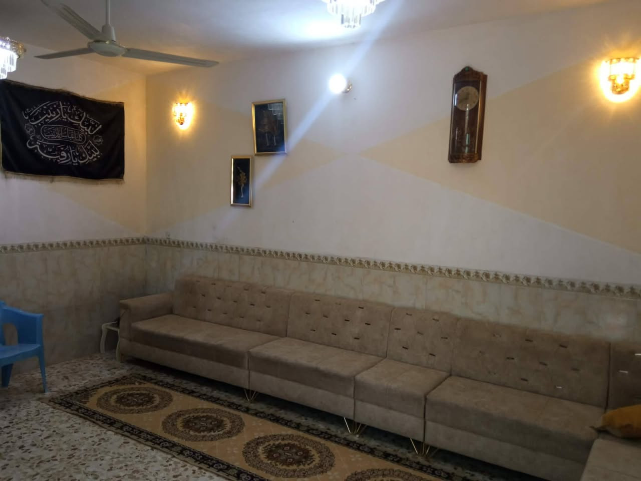 الدار للبيع المساحه 200متر م طابو زراعي سند 25 الموقع الجمعيه الزراعي خلف أستاذ علي طه مباشر البيت طابقين يتكون من غرف نوم عدد 4 اربعه+ستقبال وصاله ومطبخ مجمع صحي خارجي وداخل بناء طابوق السقف شيلمان عكاده الشارع صب ومجاري دفن 
أي استفسار إتصال على الرقم التالي ***********
أو مراجعة مكتب ابو زهراء التميمي شارع المواكب مقابل حسينية الخزرج

