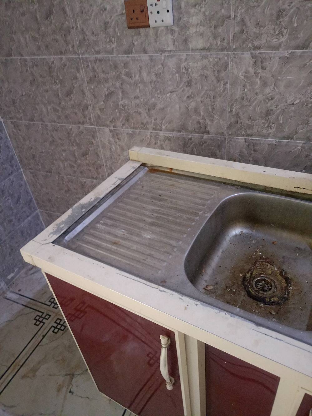 قنفات ١٥٠وبيهن مجال السنك ٧٥ الكنتور ١٠٠
ممكن تذكر اسم/نوع القنفات بالضبط إذا بيها ماركة أو موديل معروف؟: 
بلا
وين موقعك بالضبط حتى المشتري يعرف منين يستلم؟: 
ابو الخصيب
القنفات حالتها شلون؟ بيها أي خدوش، قطع بالقماش، هبوط بالإسفنج أو مشاكل بالمنزلقات/الأدراج؟: 
وسط
السعر شكد النهائي؟ ثابت لو قابل للتفاوض؟: 
قابل لي التفاوض
إذا المشتري يريد توصيل، أكو توصيل متوفر ومنو يتحمل الأجرة؟: 
نعم