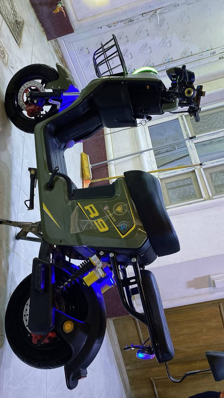 السلام عليكم دراجه شحن للبيع R9
موديل 2026 

استعمال شهر واحد 

البطاريات: 5 بطاريات كبيرة (32 أمبير).

السرعة: سرعة تتراوح بين 70 - 109 كم.

المكابح: هيدروليك أمامي وخلفي (بريكات دهن).

الإضافات: شاشة ذكية، جهاز إنذار ضد السرقة، سماعات بلوتوث.

السرعات: 5 نمر 

بصمه تشغيل عن بعد 
للتواصل ع هذا الرقم ***********
