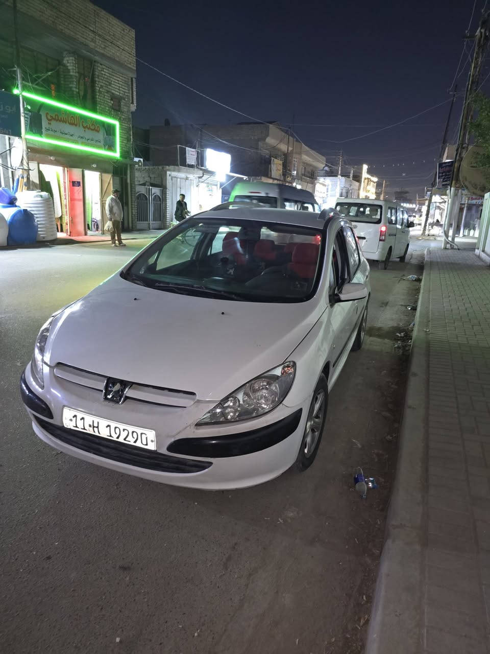 بيجو فرنسي ٢٠٠٥ سيارة مثل ما موضح بل صور كير ومكينة مكفولات السيارة خير من الله ***********
