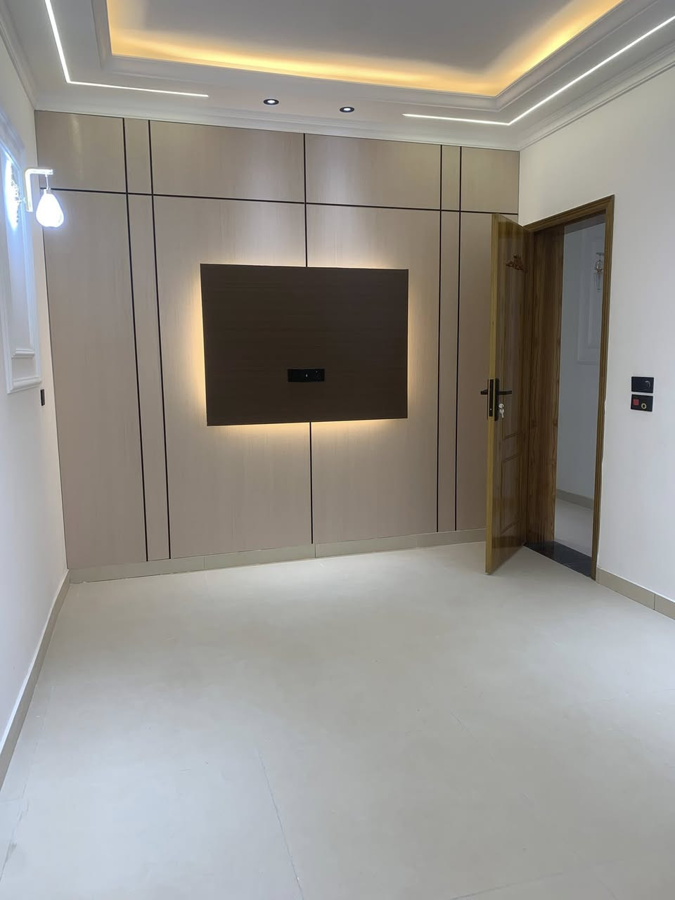 السلام عليكم
للبيع مشتملات  عدد2مساحه 

100متر. 5في 20 

يتكون المشتمل بنضام   طابقين 

استقبال معزول ومدخل 

3غرف نوم  مطبخ وصاله 

صحيات في كل طابق 

موقع الدار

 حي الجهاد مربع الا مانه قرب كاتب عدل 

للستفسار اكثر

 ***********

***********
