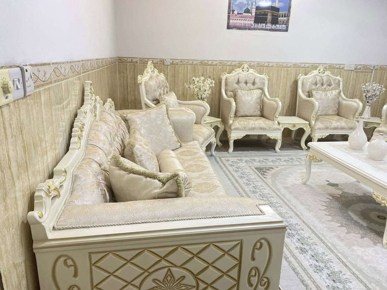 قەنەفەی ١٠ نەفەری کلاسیک
زۆر خاوێنە و زۆر زۆر کەم بەکارهاتووە
تاخم قەنەفە + مێزی تەلەفیزیۆن+  ٤ تەپڵە و مێزی ناو قەنەفە
١٢ وەرەقە و مەجال
ناونیشان: هەولێر
ژمارەی مۆبایل:***********
