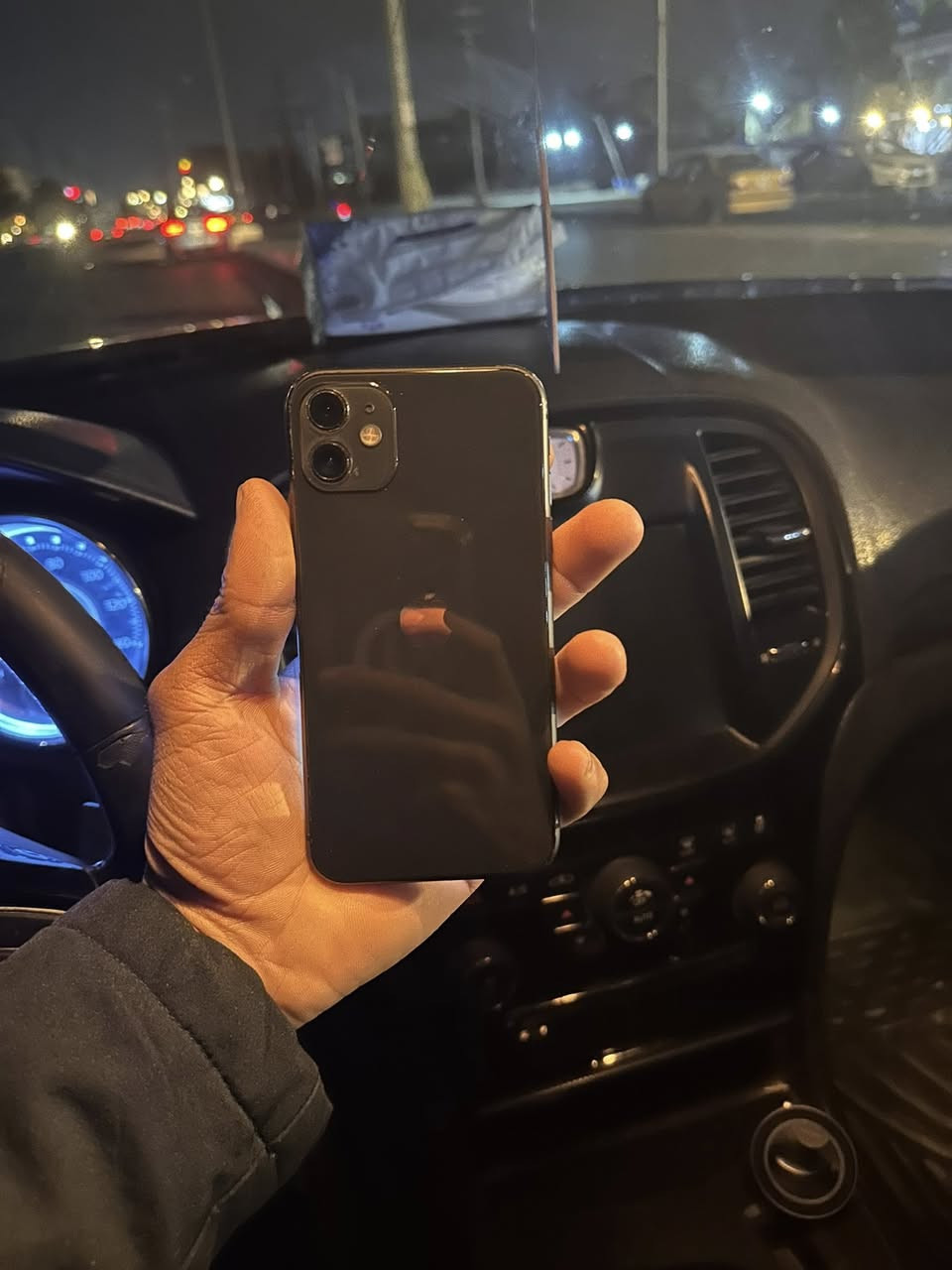 السلام عليكم 
ايفون ١١ عادي
ذاكرته ١٢٨
بطاريه ٧٦
مكفول وتر بروف
بدون ملحقات
العنوان كربلا كنطره السلام
***********
