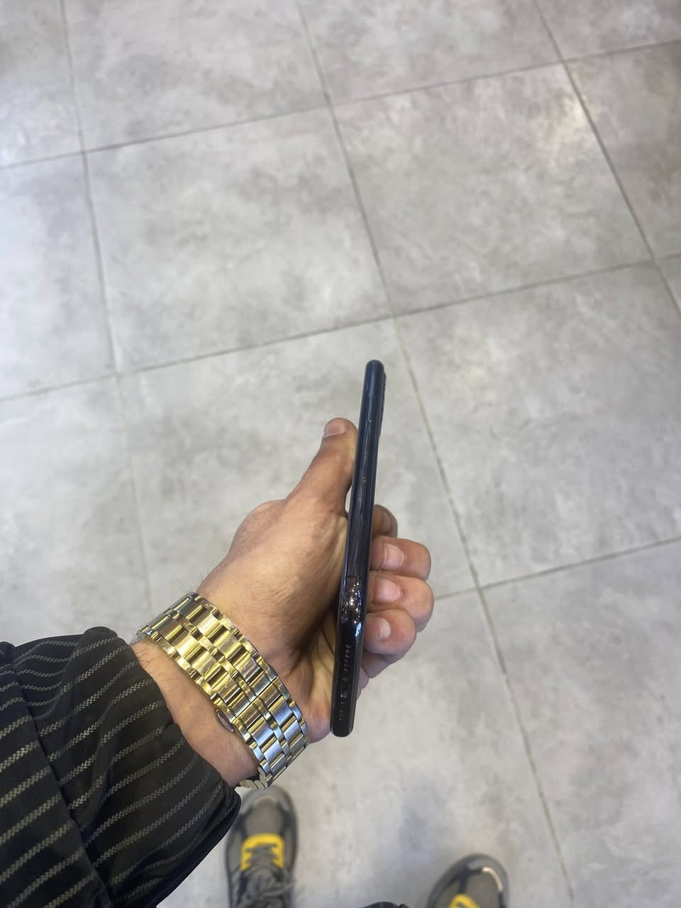 ايفون 11برو فقط ذاكره 512بطاريه 71جهتز وتر بروڤ ما مفتوح نهائياً فقط هذا الفطر وما ماثر عل لمس نهائياً كله شغال ومكفول صوت اتصال إنترنيت كامرات بصمه وجهه السعر180قفل عنواني بغداد الدوره ***********واتساب وخط
