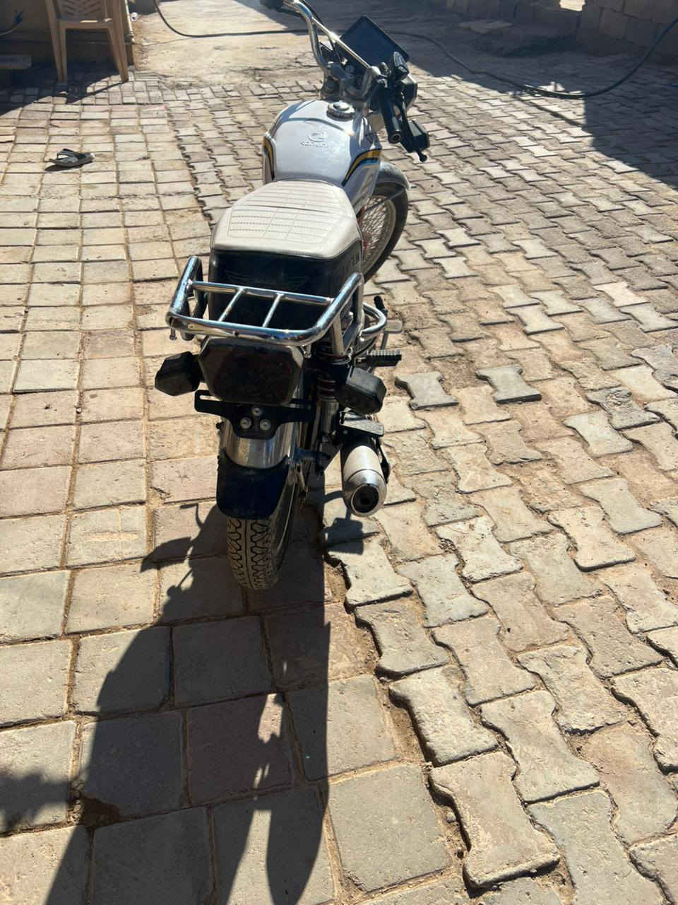 السلام عليكم مكلف بل نشر دراجه كدامك دراجه نضيفه برقي ما مفتوح بيها وراقها كامله  السعر 650 وبيها مجال 
عنواني بغداد حي ور سبع قصور 
***********
