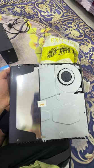 بلي فور سلم للبيع 
ذاكرة نص تيرا ويا يدة اصلية + يدة تجاري كارتونة ملحقات كاملة كيبل قاعدة شحن يوبي إس أقراص عدد ٢ جي تي اي و بيس ٢٠١٨ جهاز نهائي ممفتوح 
السعر ٣٢٥ وبي مجال 
*********** رصيد 
*********** واتساب
المكان الصالحية قرب مستشفى ابن البيطار
