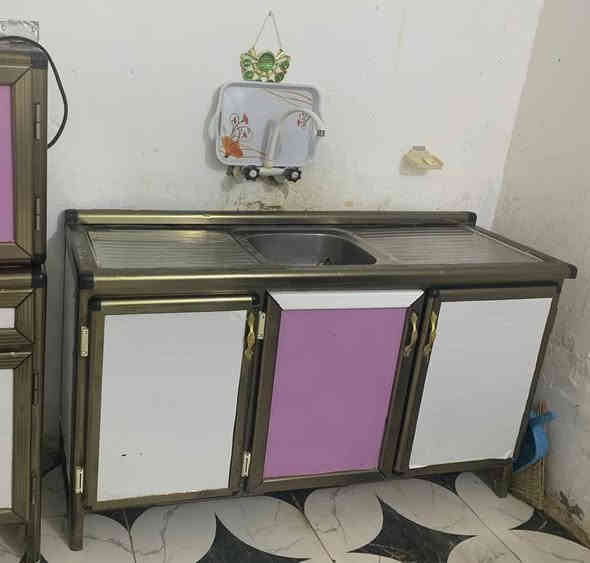 كاونتر وسنك 3 قطع تزكام مال الاول نضيف كلش ما بي اي ضرر السعر 200 قفل 
طباخ 4 مشاعل اخو الجديد استعمال قليل نضيف كلش وشغال العيون والفرن حتى ما مستخدم بعده جديد السعر 100 قفل 
اني مكلف بلنشر الاتصال بلرقم واتساب موجود 
***********
