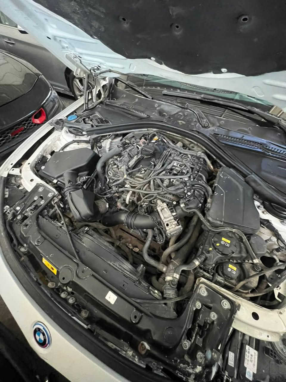 السلام عليكم
BM 330i
ام ثري موديل 2018 فول مواصفات السيارة ماشية 137 كيلو 
حادثهة بنيد من امريكا وبالعراق بيهة جاملغ انصبغ السيارة بيهة قطعتين صبغ عارضهة ب 140 وبيهة مجال 
مكان سيارة بغداد
***********
