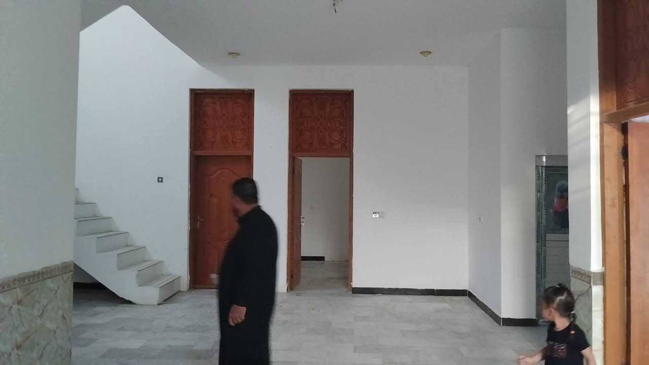 السلام عليكم بيت ايجار شارع المام علي عليه السلام  بيت جديد المساحه 260 متر طابق واحد ***********
