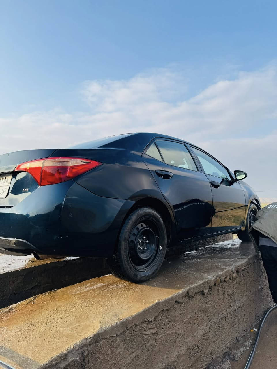 السلام عليكم 
كورلا 2017 LE ضرر موضح بصوره بدون دواخل كير ومحرك شرط الون زيتوني ماشيه 200الف 
السعر المطلوب 135وبيها مجال شي قليل
للتفاصيل***********
0780 826 6816
