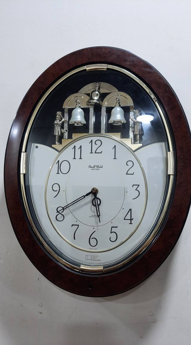 ساعة رايثم ياباني حجم كبير موديل الثمانينات بحالة الشركة شغاله وتدق كل ساعة بتصنيم عصري جميل جدا للاستفسار اكثر وات ساب *********** وتوجد خدمة التوصيل حلة, بابل
