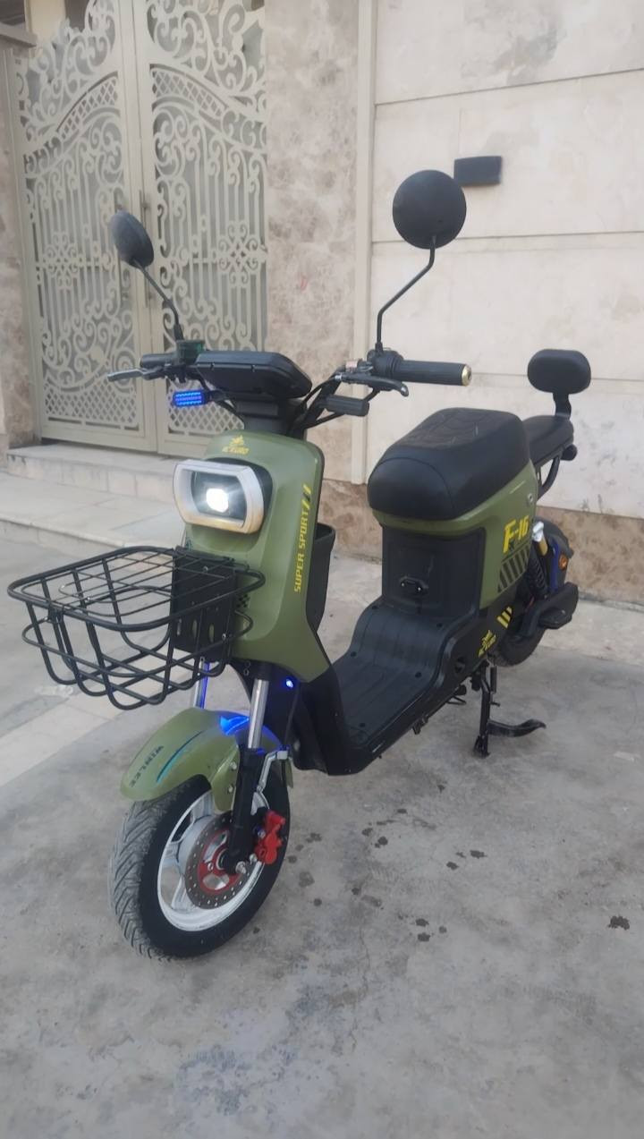 السلام عليكم دراجه شحن F16
دراجه نضيفه وكامله مابيه اي نقص 
5 بطاريات كبار الاصلي
وياه شاحنه الاصليه مالته وبصمه وسويج 
 كهربائيات شغاله بيه نضام Pبارك ونضام R بك
لايت زنون ثلجي عالي ناصي مري اصلي 
تايرات جدد الدراجه نضيفه جدا والنضافه امامكم

السعر 350 الف 
العنوان بغداد الامين 
رقم الهاتف *********** موجود واتساب
