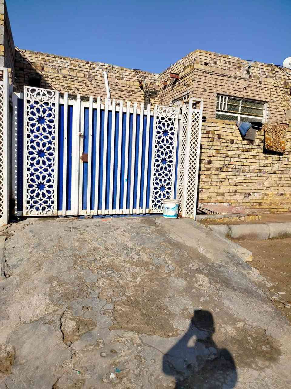سلام عليكم ((مكلف بالنشر)) 
دار للبيع مساحه 165 
يتكون من غرفتين نوم +استقبال +مطبخ حار وبارد 
عنوان ابو شطيب 
استفسار 
رقم صاحب الدار ***********
