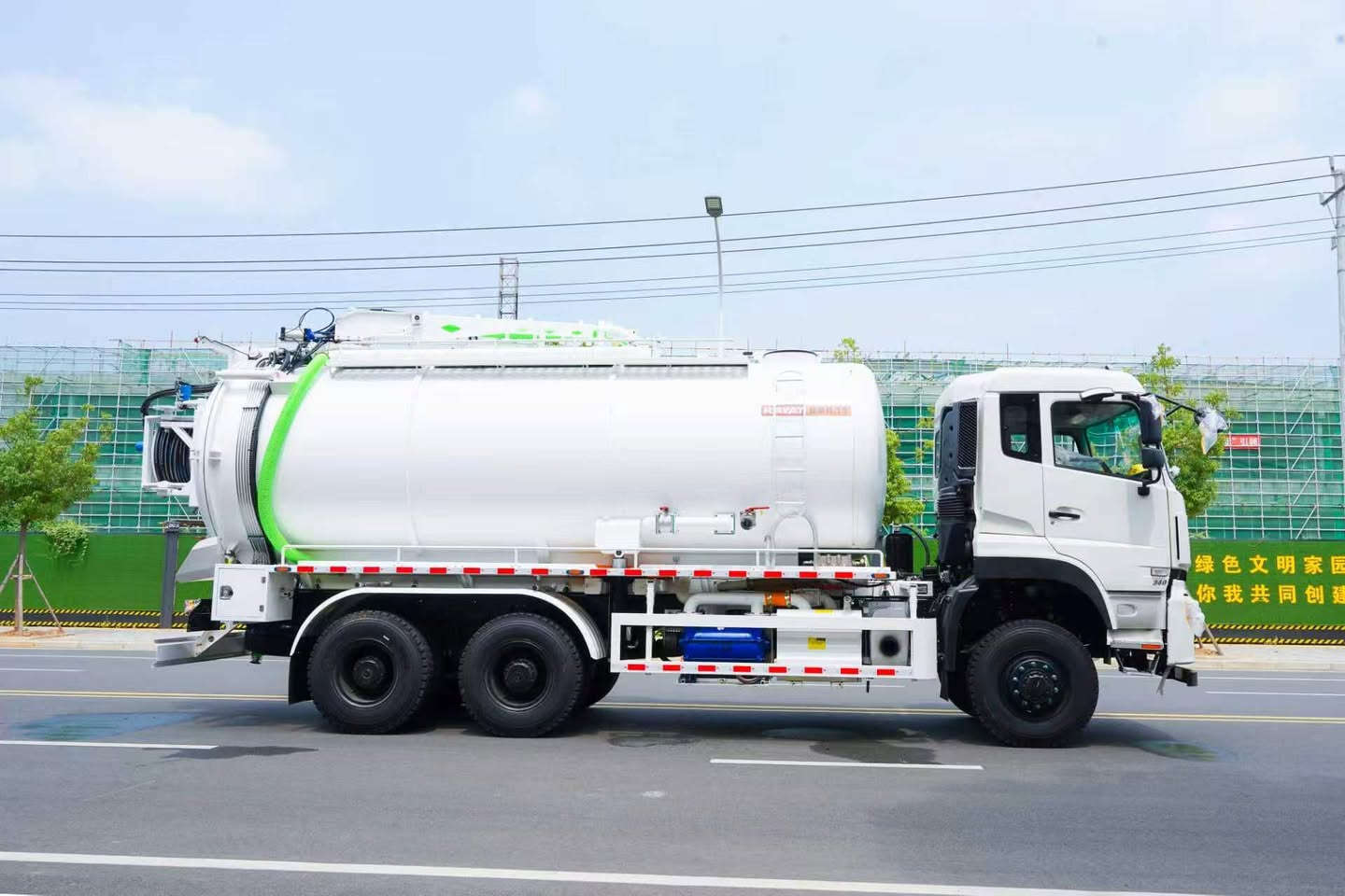 Ruiyat Dongfeng 18m³ Sewage Suction & Cleaning Truck

Chassis Configuration

Wheelbase: 4350+1350mm; Shaanxi Gear 12JSD180A transmission; 11.00R20 tires; Dongfeng Cummins L340 33 engine; Hangzhou power take-off; Rear axle gear ratio: 5.92; Equipped with ABS; Dongfeng Tianlong half-cab.

Superstructure Configuration

Total tank volume: 18 cubic meters (13m³ sewage tank + 5m³ clean water tank).
High-pressure pump: Working pressure 18 MPa, flow rate 330 L/min, fitted with 100m high-pressure hose.
Equipped with 204 water circulation pump.
Rear-mounted manual drain outlets: DN220 and DN100.
Drain pipes installed on both sides of water tank; Guardrail fitted on tank top.
10-meter remote-controlled hydraulic boom base; Access platforms with openable doors at lower sides of tank, equipped with 4 manual locking devices.
Larger rear hose reel.
Tank body adopts powder coating and baking finish, with secondary assembly process. #18m³ Sewage Suction Truck
#Sewage Suction Truck
#Combined Cleaning & Suction Truck
#Fecal Suction Truck
#Factory Supply
#Customized Vehicle


**إذا كنت صاحب هذا الإعلان وتريد حذفه لأي سبب، رجاءا أرسل رسالة إلى الدعم الفني**