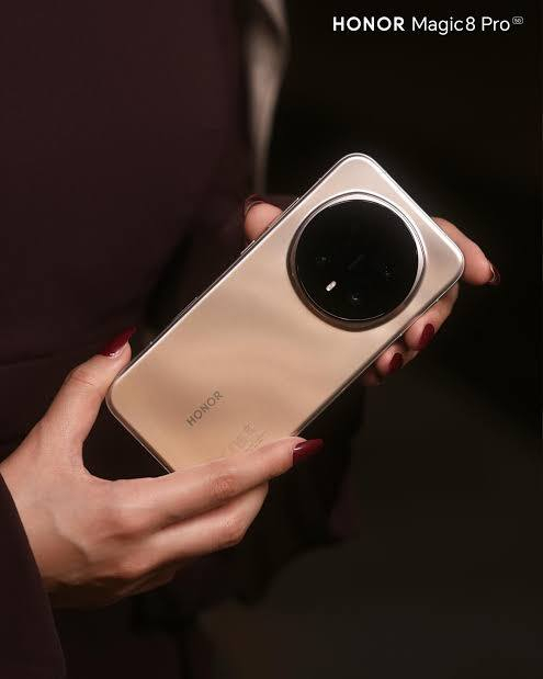 هاتف Honor Magic 8 Pro (إصدار 2025/2026) هاتفاً رائدًا (Flagship) يتميز بمعالج Snapdragon 8 Elite القوي، وبطارية ضخمة بسعة 7100 مللي أمبير، وشاشة LTPO OLED بدقة عالية 120 هرتز، بالإضافة إلى نظام كاميرات متطور بدقة 50+200+50 ميجابكسل وشحن سريع 100 واط، مما يجعله منافساً قوياً بأداء استثنائي. 

التوصيل 5000لجميع محافظاة العراق 1,383,020


**إذا كنت صاحب هذا الإعلان وتريد حذفه لأي سبب، رجاءا أرسل رسالة إلى الدعم الفني**