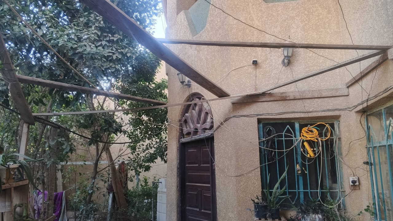 سلام عليكم بيت للبيع مساحة ٣٠٠متر ركن في منطقة الكاطون مقابل محطة ابو حيدر يحتوي على غرفتين الطابق الارضي كبيرة و استقبال كبيرة +هول + مطبخ كبير + كراج كبير + حديقة كبيرة الطابق الثاني ٣ غرف نوم + مطبخ البيت كلة بياض جديد الأرضية كاشي درجة اولا رقم الهاتف ***********
