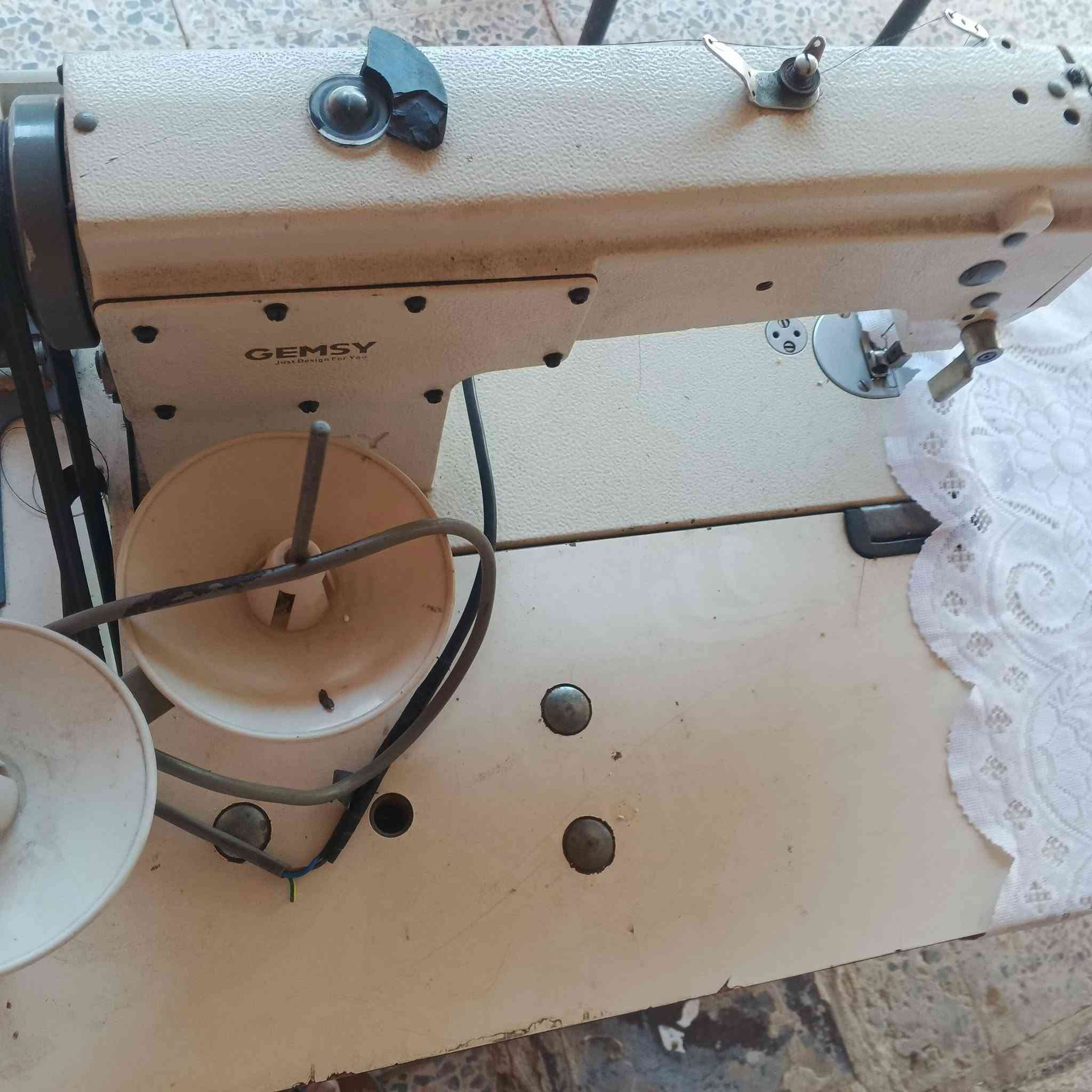 ماكنة خياطة علامة جمسي اصلية فول نضافة للبيع مكان بغداد الكرغولية *********** سعر ٢٧٠ الف
