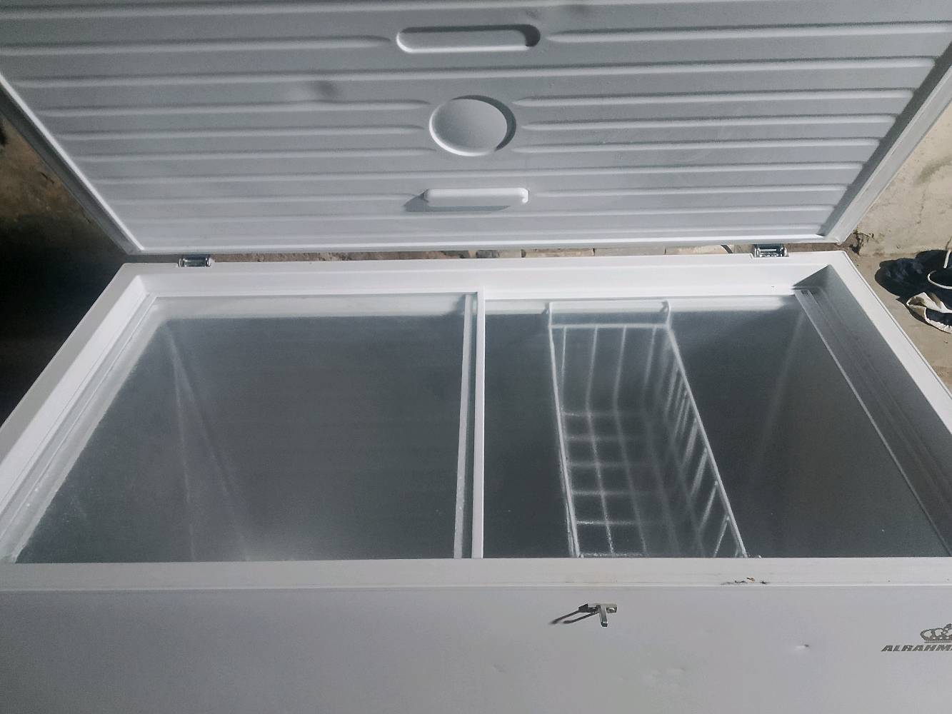 مجمدة العلامة التجارية AL-RAHMANI بحالة جيدة. تستخدم لحفظ الأطعمة والمشروبات لفترة طويلة. الحجم مناسب لمختلف الاحتياجات اليومية وتعمل بكفاءة عالية. مثالية للاستخدام المنزلي أو للأعمال التجارية الصغيرة.