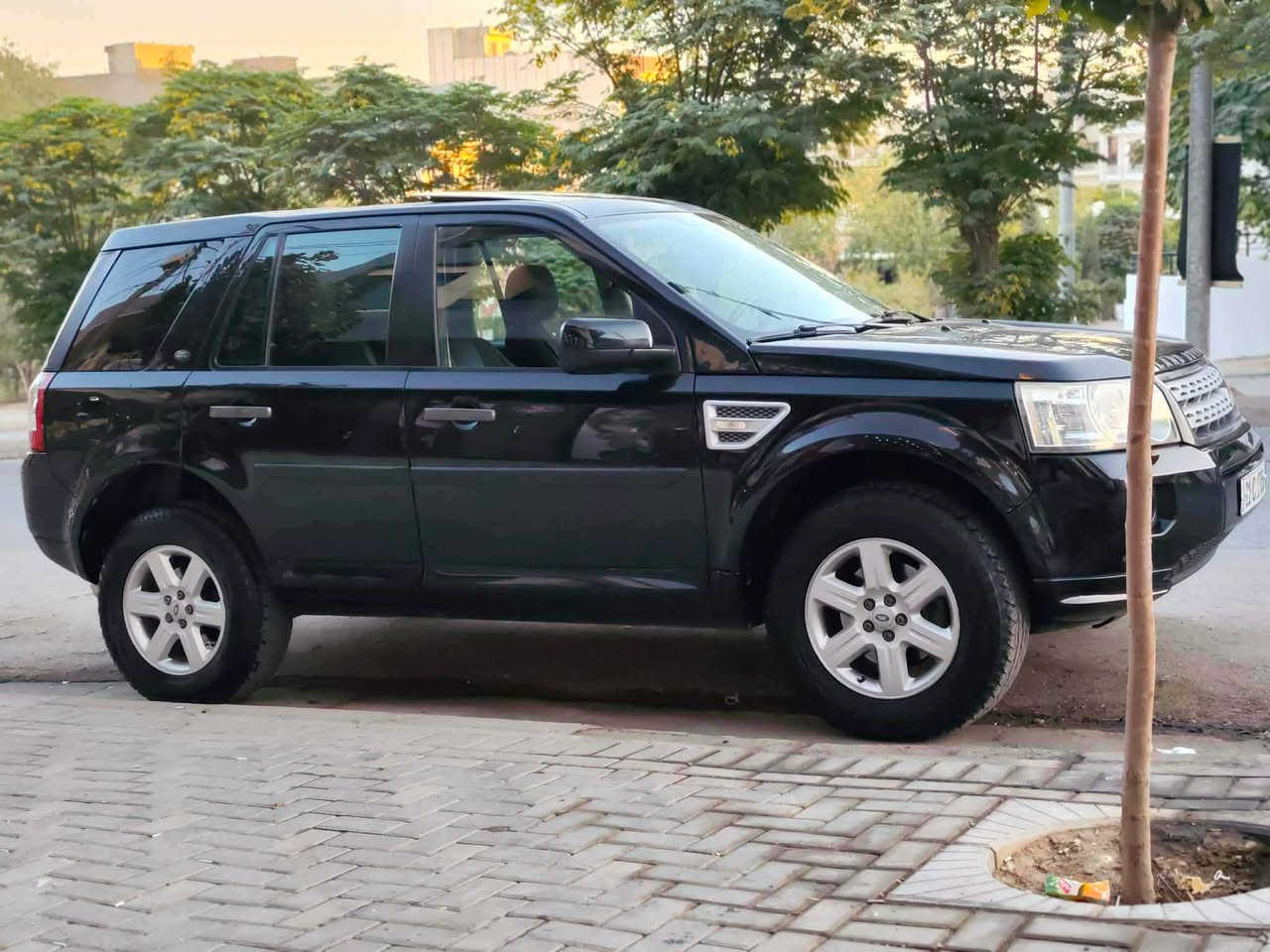 ***********
لاندرۆڤەر مۆدێل 2012
گێڕومەکینە بەشەرت کرانەوەو بوغاریشی نیە
مەکینە 20 زنجیری مەرغوبە 
لێدراوی هیچ پێوەنیە بۆیاغی نیە
دەبڵ ئاکسل و هەموو کارەبایاتی ئیشەکات 
هەموو گیانی لەسەر دەقی شەریکەیە
سەنەوی تا2028 مانگی دە تازەیە 
غه رامەو تحویل بەشەرت 
سعری 90 گەڵا
لە سلئمانئم لە راپەرین السليمانية, العراق
